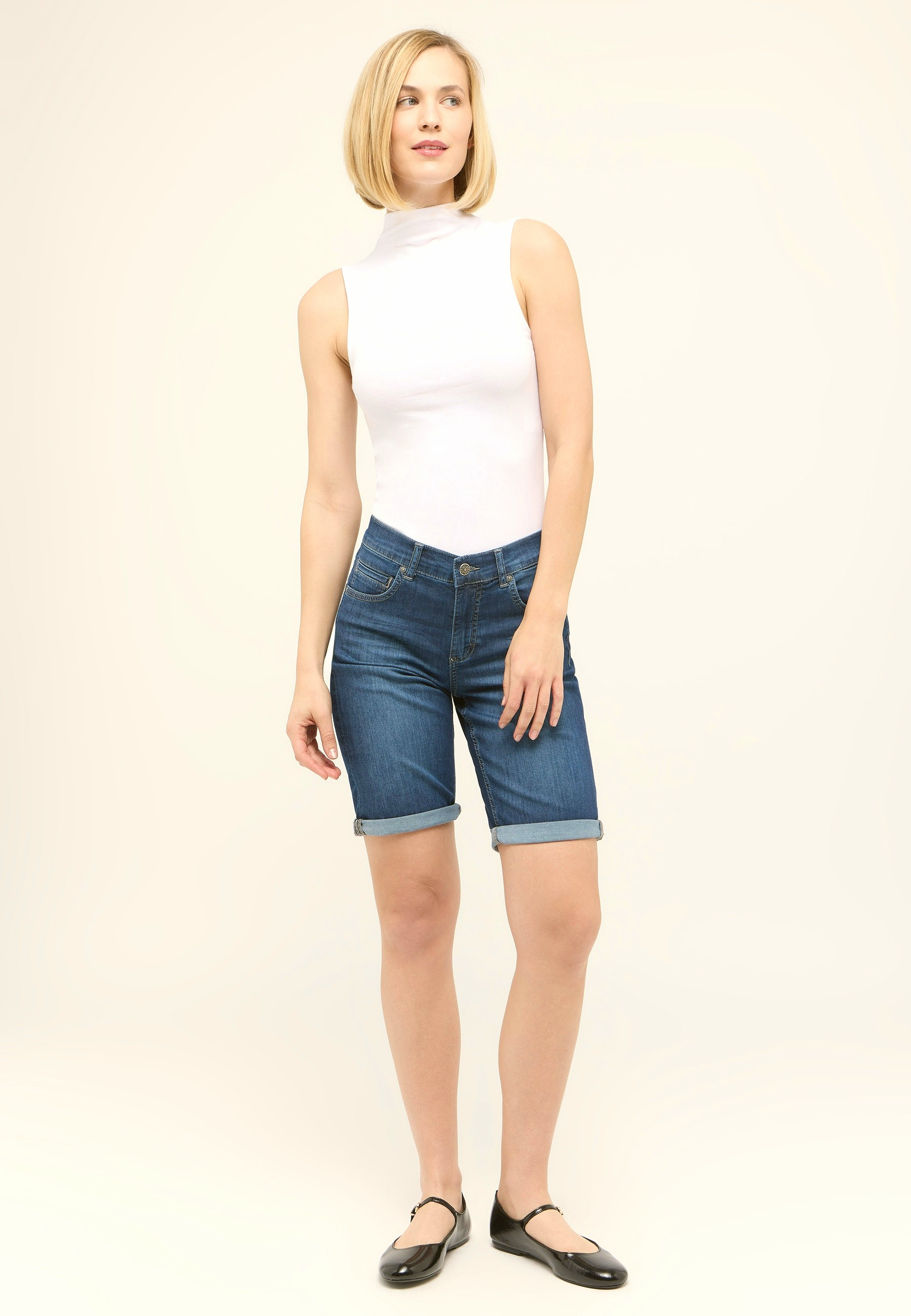 Straight Fit Bermuda mit Knopfverschluss – Rückansicht