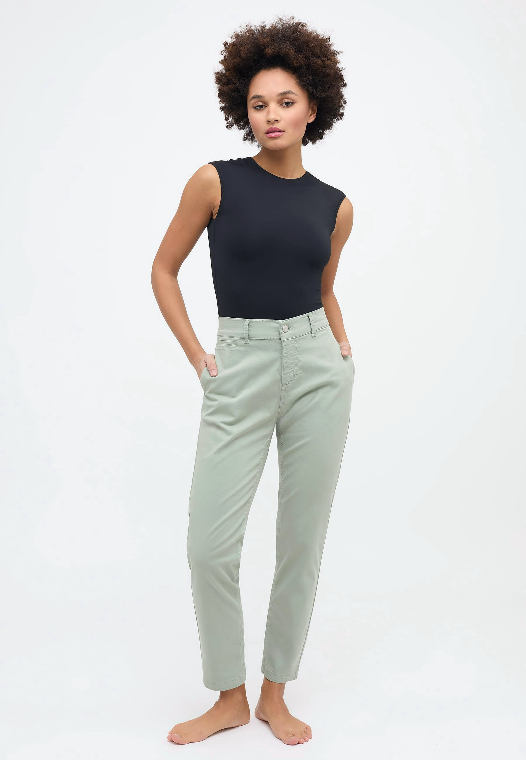 Detail der Paspeltasche einer Chino im Relaxed Fit