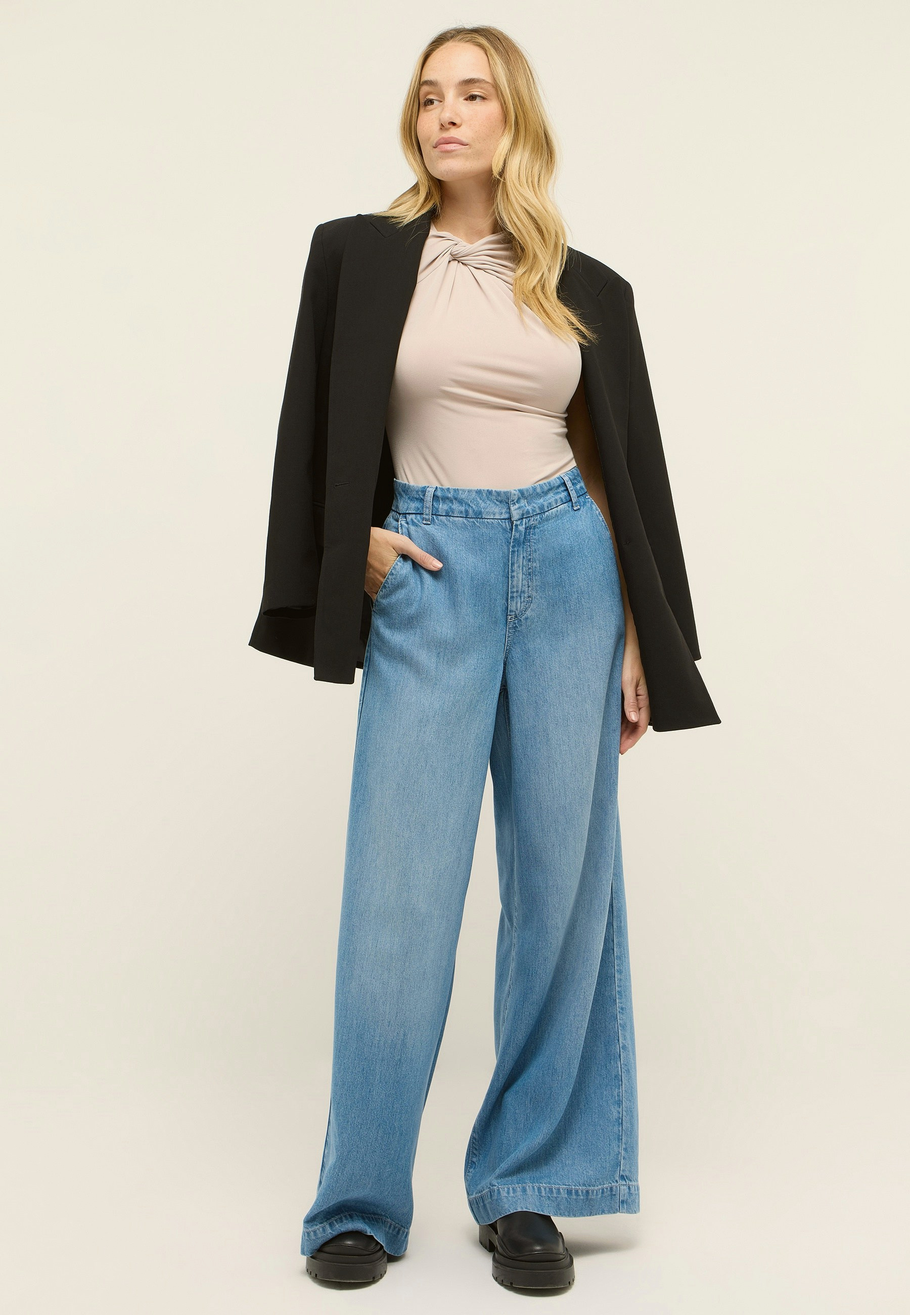 Damenhose mit seitlichen Eingrifftaschen in Relaxed Fit – Rückansicht