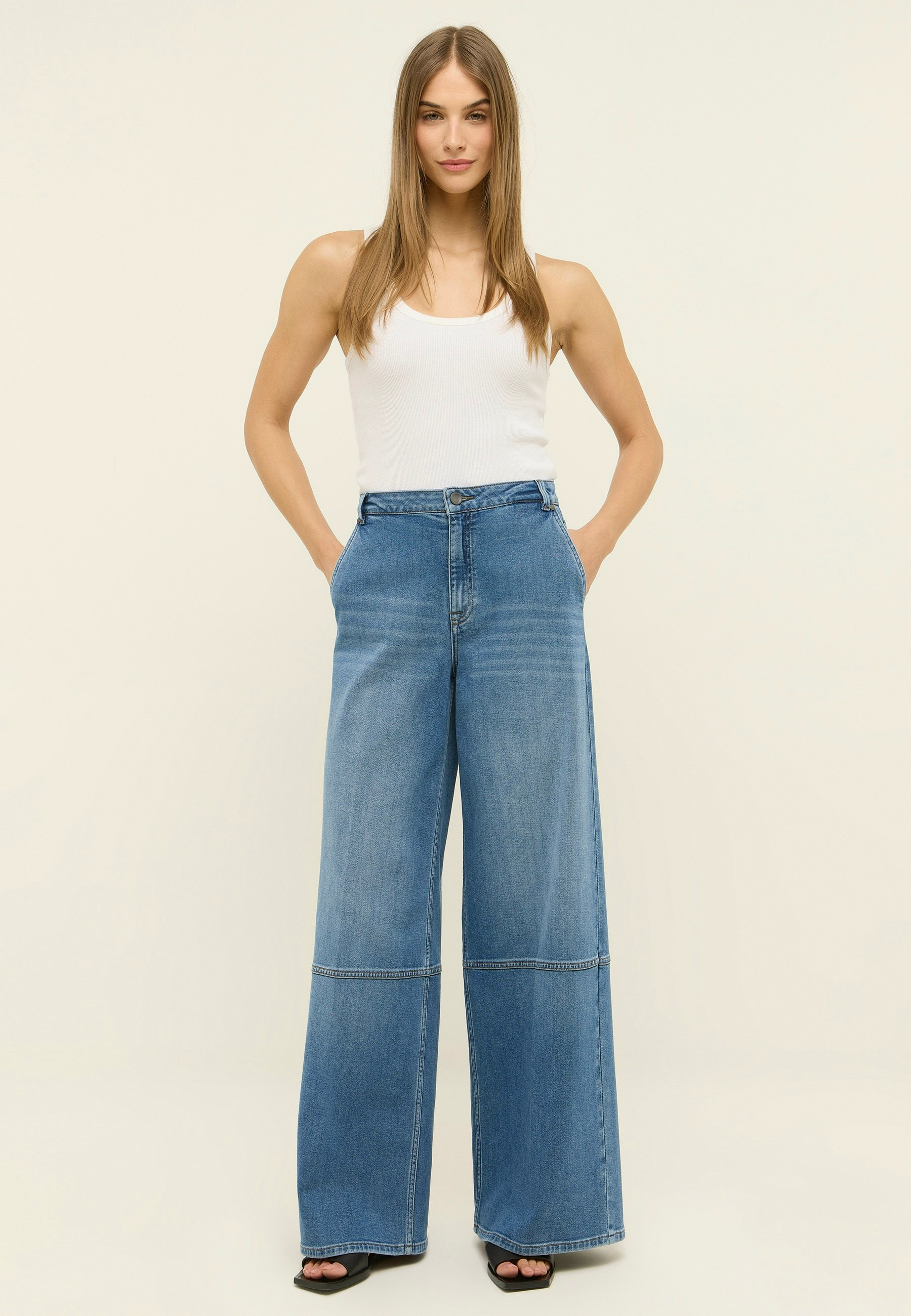 Damenhose in Relaxed Fit Passform – Seitenansicht