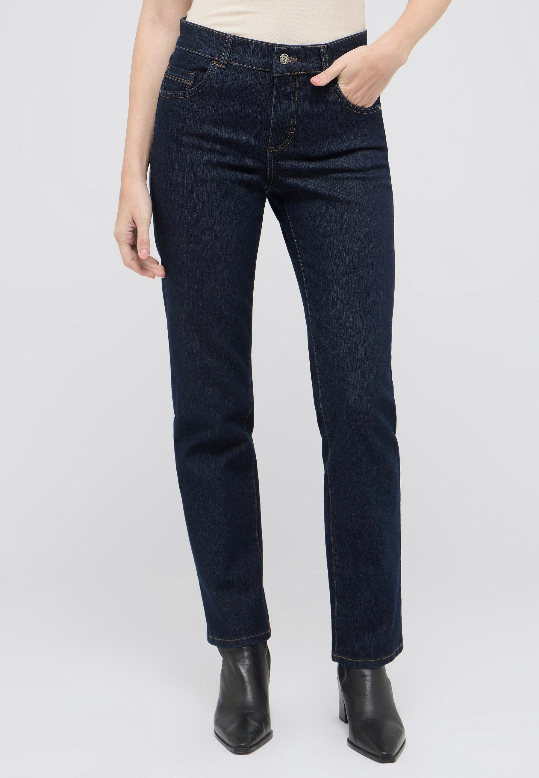 Dolly in Damen Straight Fit Hose | Angels