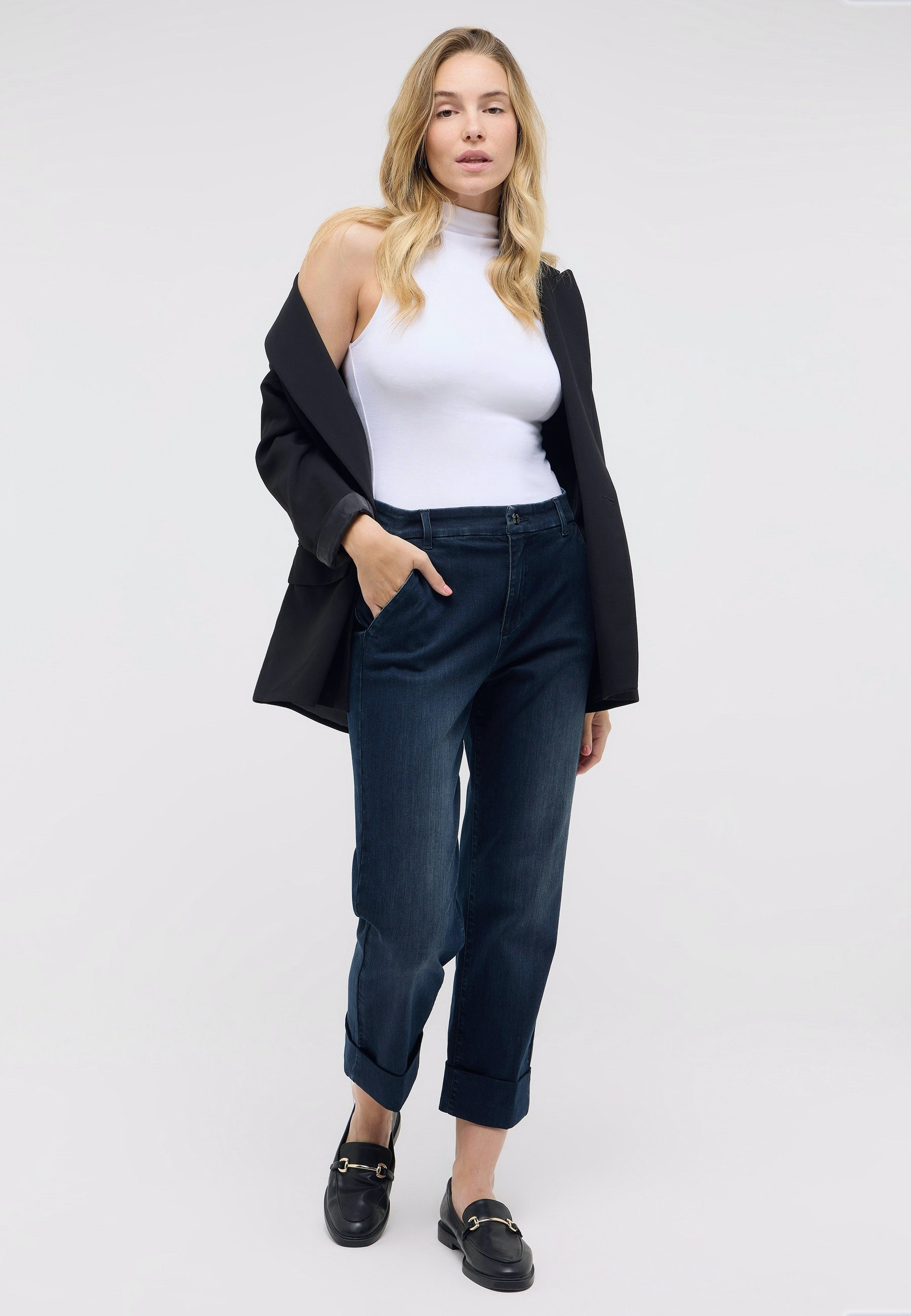 Frauen Hose mit 6% Polyester und 2% Elasthan – Rückansicht