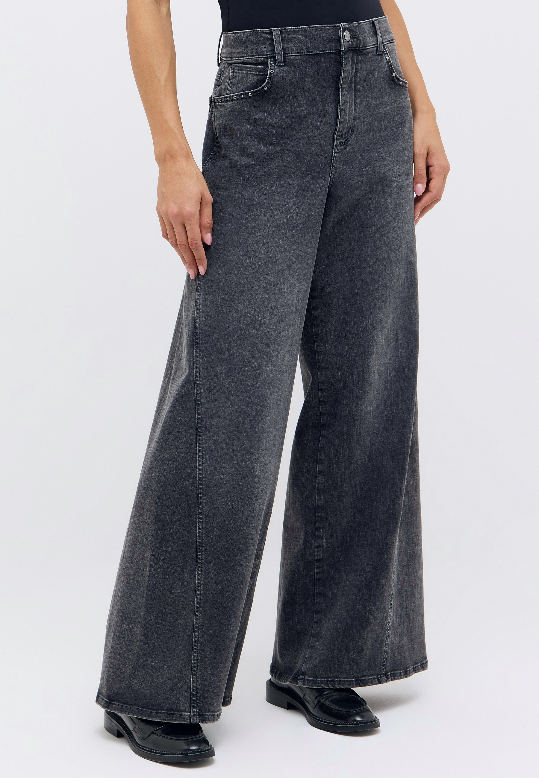 Jeans aus Baumwolle und Elasthan in Relaxed Fit – Rückansicht