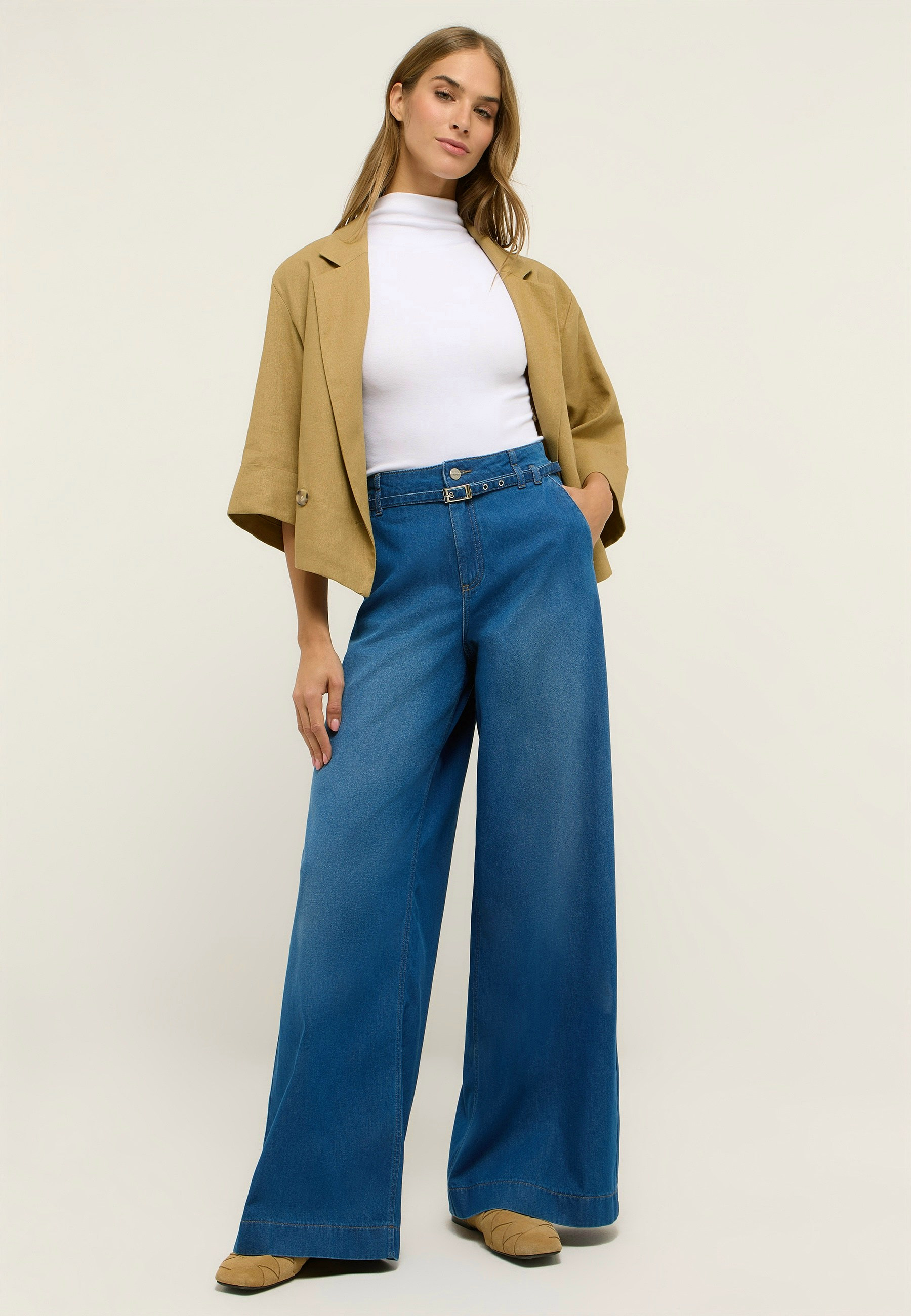 Leichte Damenhose mit Relaxed Fit – Rückansicht