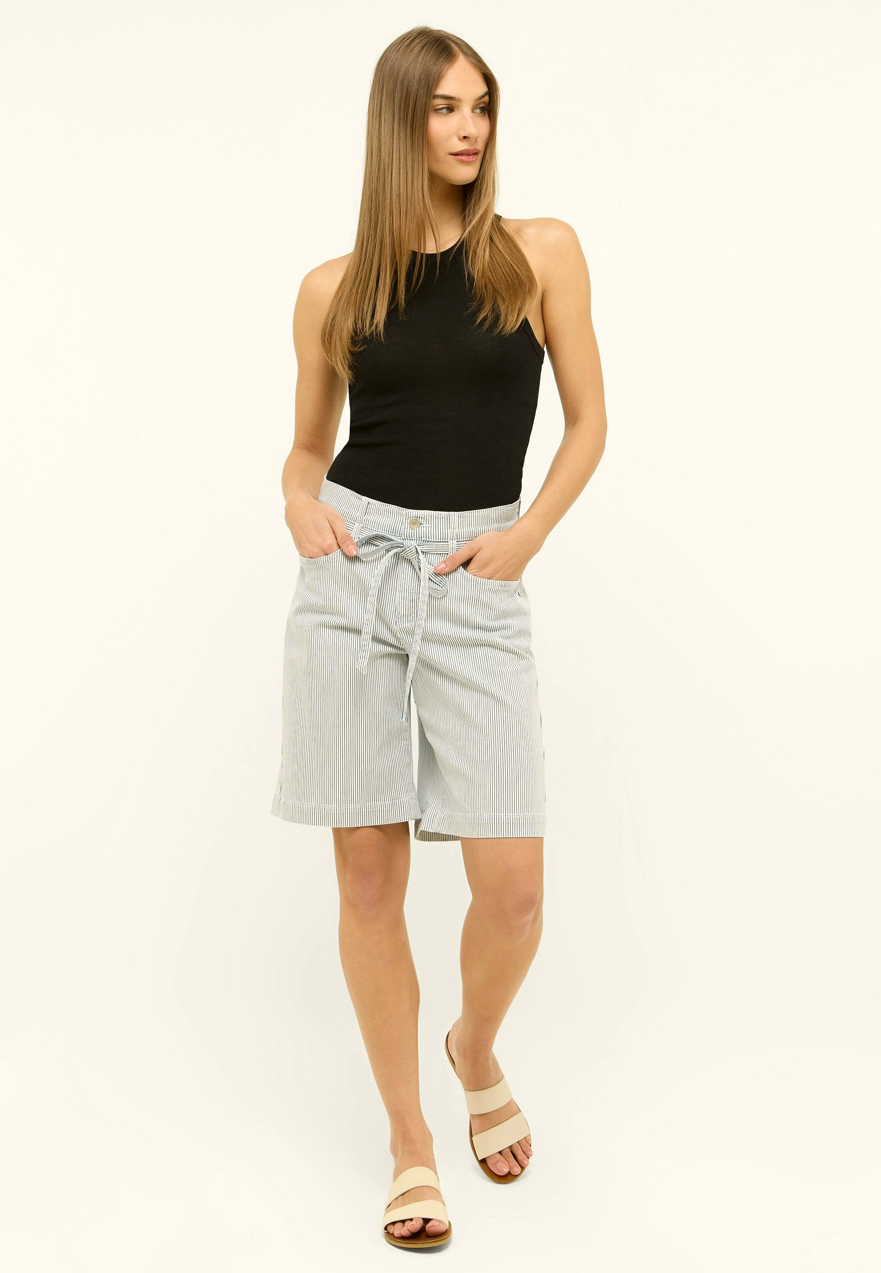 Leichte Damen Shorts mit Polyesteranteil – Rückansicht