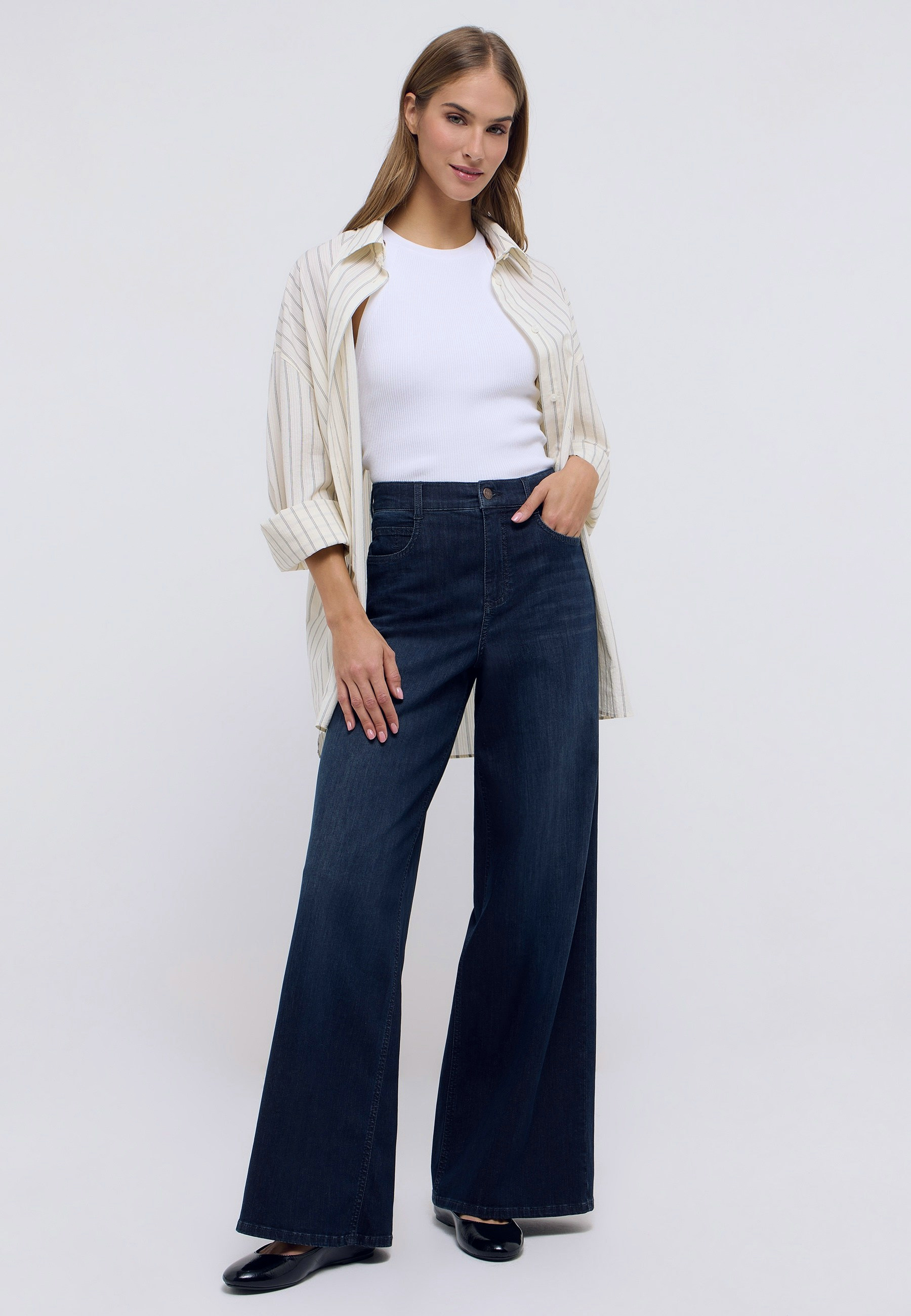 Leichte Hosen für Damen mit Elasthan – Rückansicht