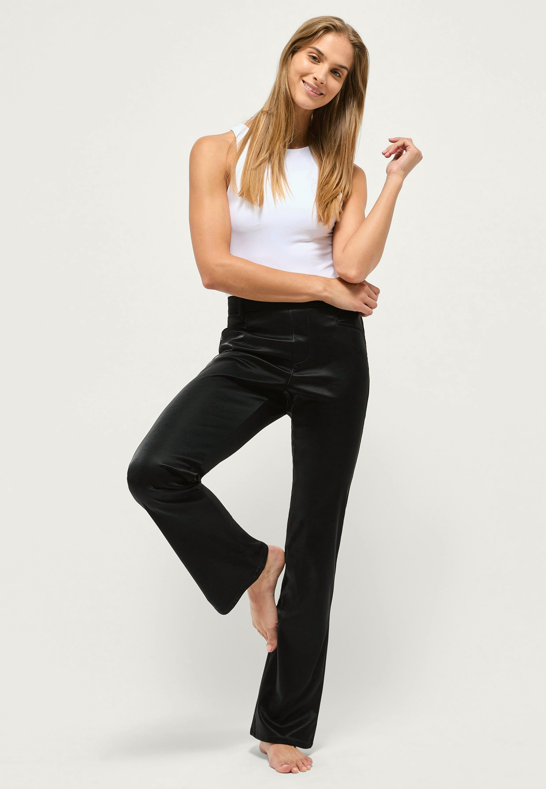 Glam Fake Leather Hose mit Slim Fit Passform – Rückansicht