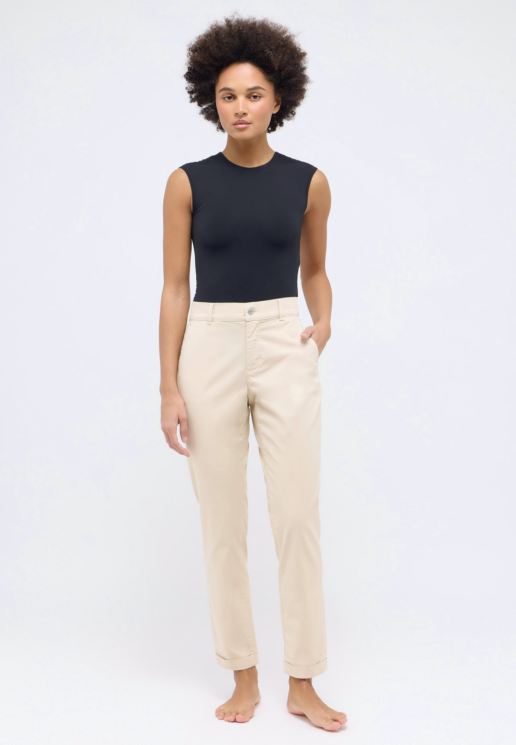 Leichte Chino Hose für Damen mit Relaxed Fit – Rückansicht
