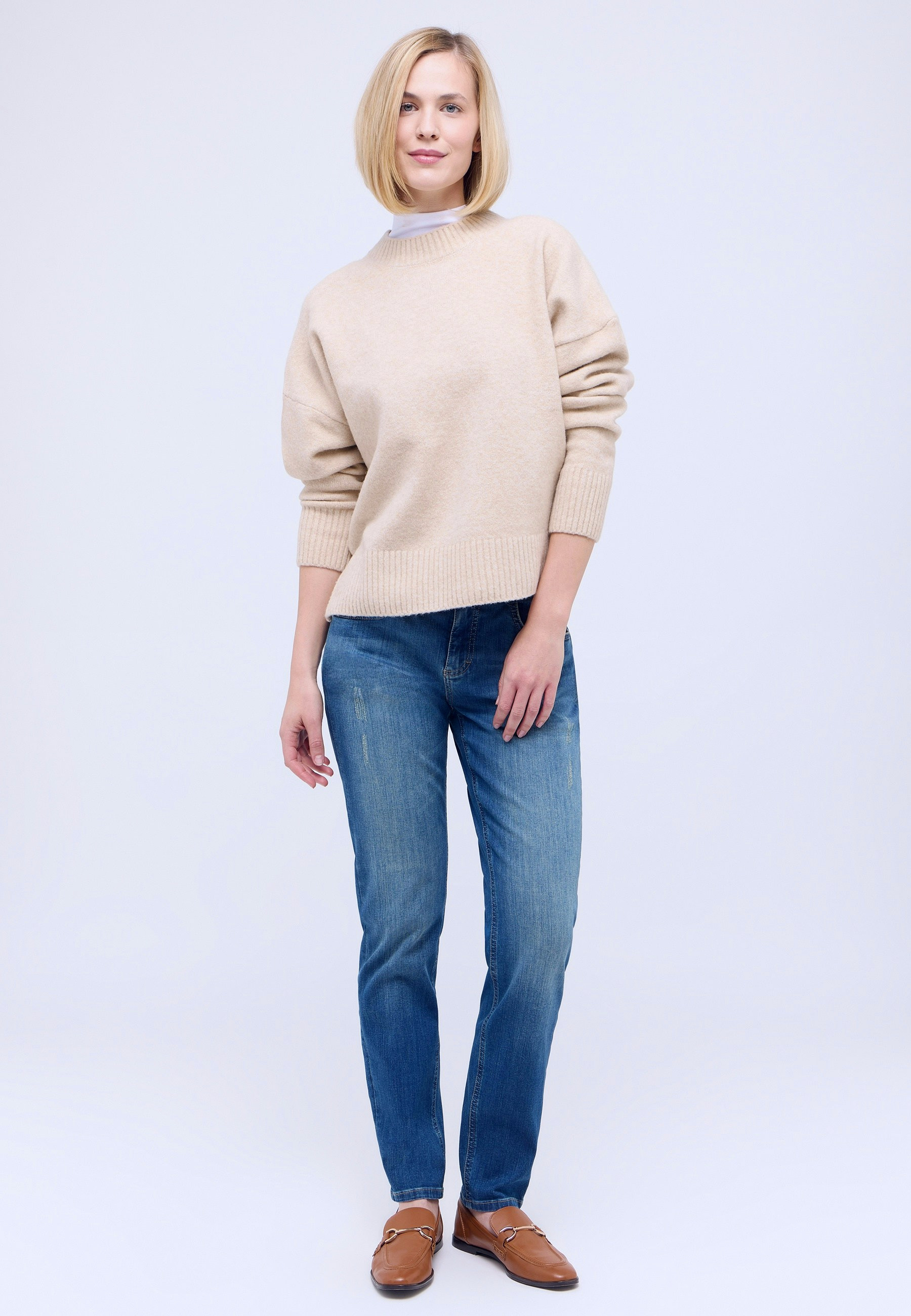 Relaxed Fit Hose mit Polyesteranteil – Rückansicht