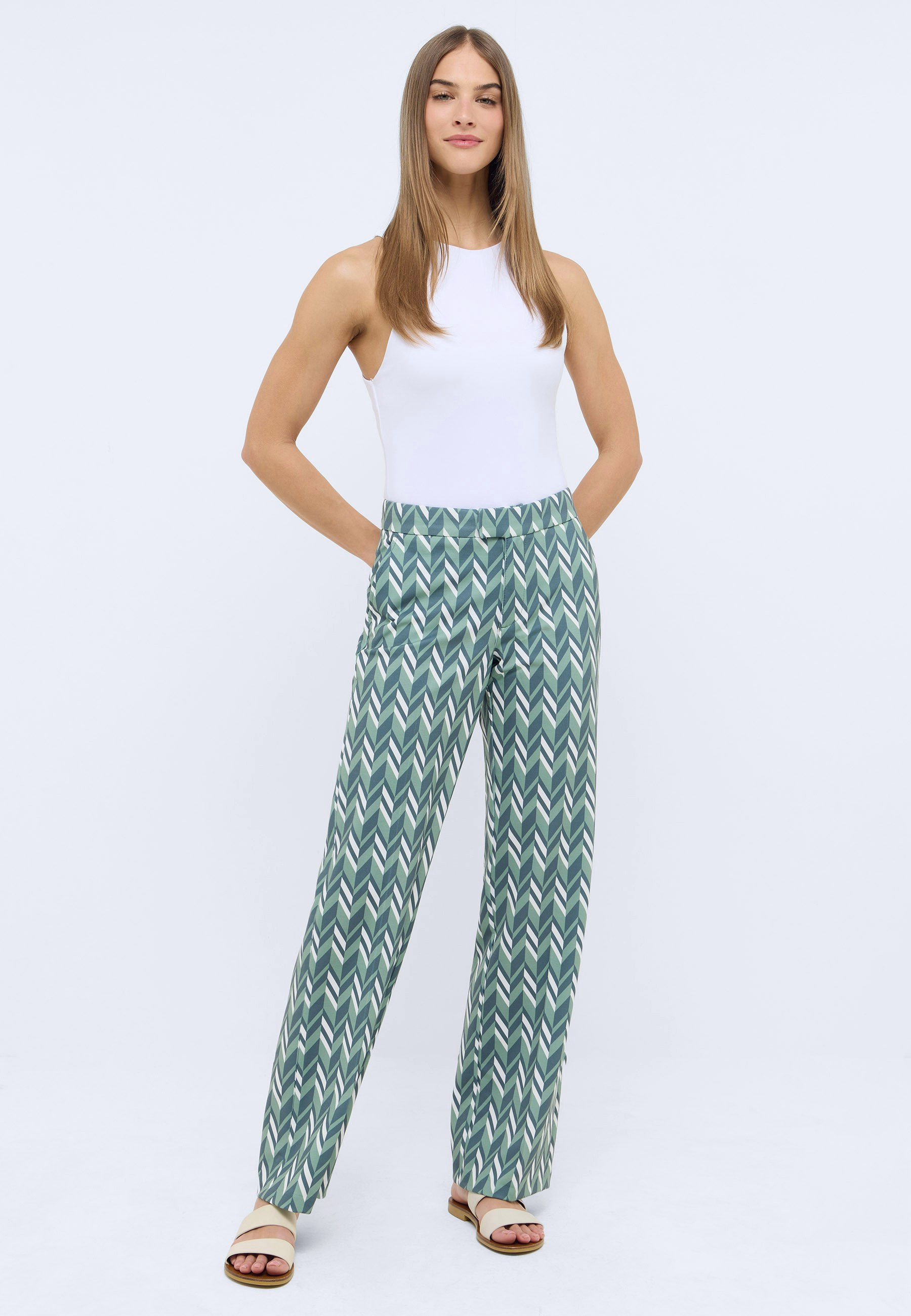 Relaxed Fit Hose aus Polyester Viskose Elasthan – Rückansicht