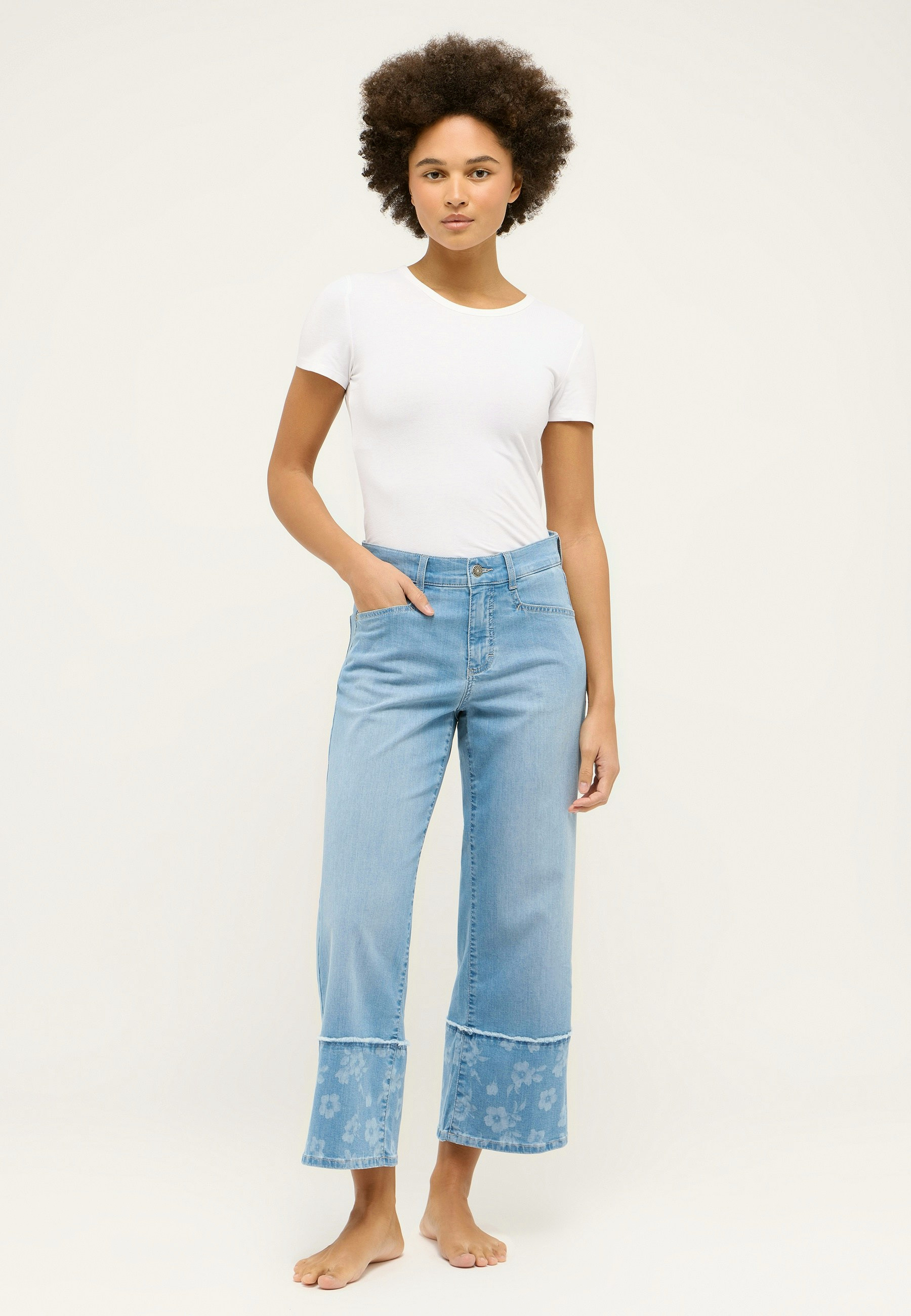 Relaxed Fit Hose in ultraleichtem Material – Rückansicht